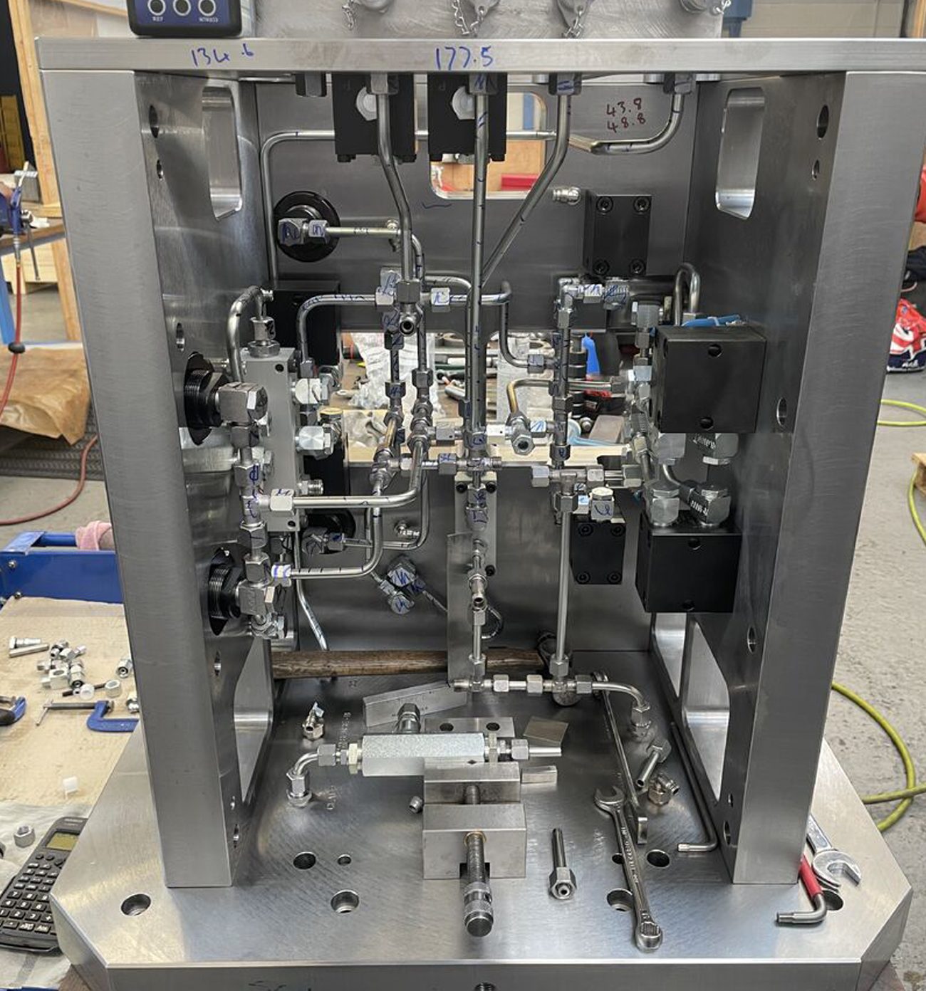 Hydraulic pipework in automated fixtures